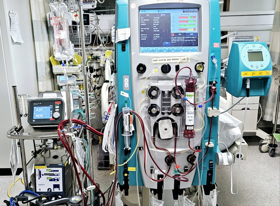 Pictured is an extracorporeal membrane oxygenation (ECMO) machine, which supports heart or lung function by removing blood from the body, oxygenating it and eliminating carbon dioxide before returning it. Operating ECMO is also part of a clinical perfusionist’s responsibilities. [CHAE HYE-SEON]
