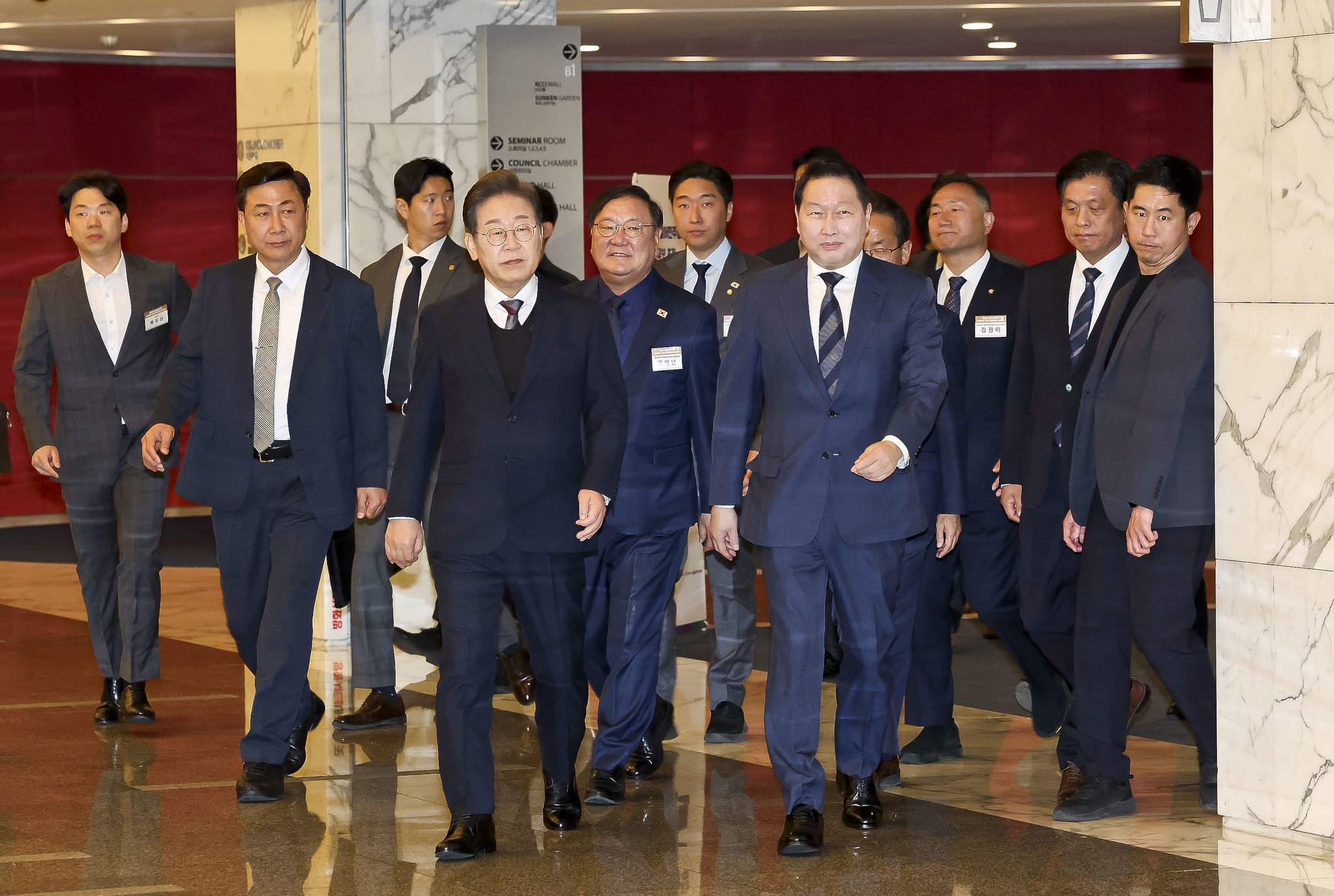 Democratic Party presidential candidate Lee Jae-myung and Korea Chamber of Commerce and Industry (KCCI) Chairman Chey Tae-won attend a meeting with the heads of Korea’s five major business lobby groups at the KCCI building in Jung District, central Seoul, on May 8, 2025. [NEWS1]