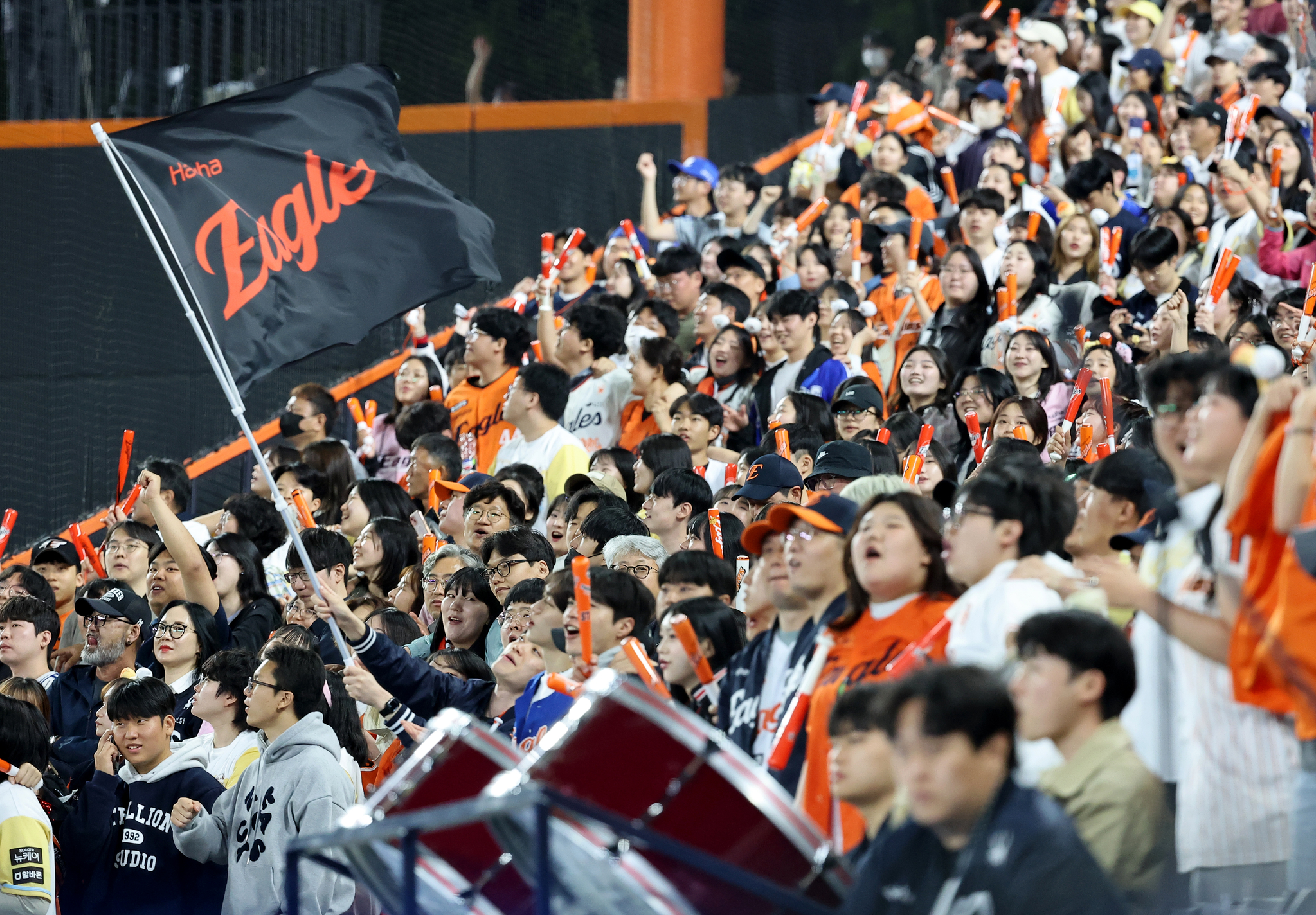Fans watch the KBO game between the Hanwha Eagles and Samsung Lions at Daejeon Hanwha Life Ballpark on May 7. [YONHAP]