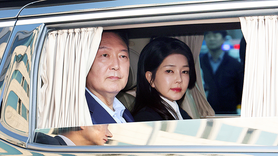 Former president Yoon Suk Yeol, left, and his wife Kim Keon Hee leave the presidential residence on April 11. [JOONGANG ILBO]