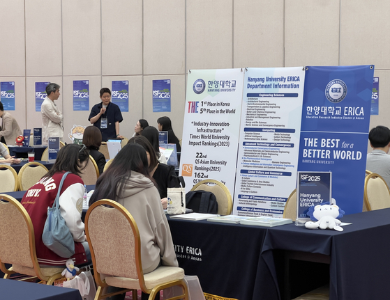 Students visit Hanyang University Erica Campus’ booth during the International Student Fair at Sejong University on May 13. [LEE TAE-HEE]