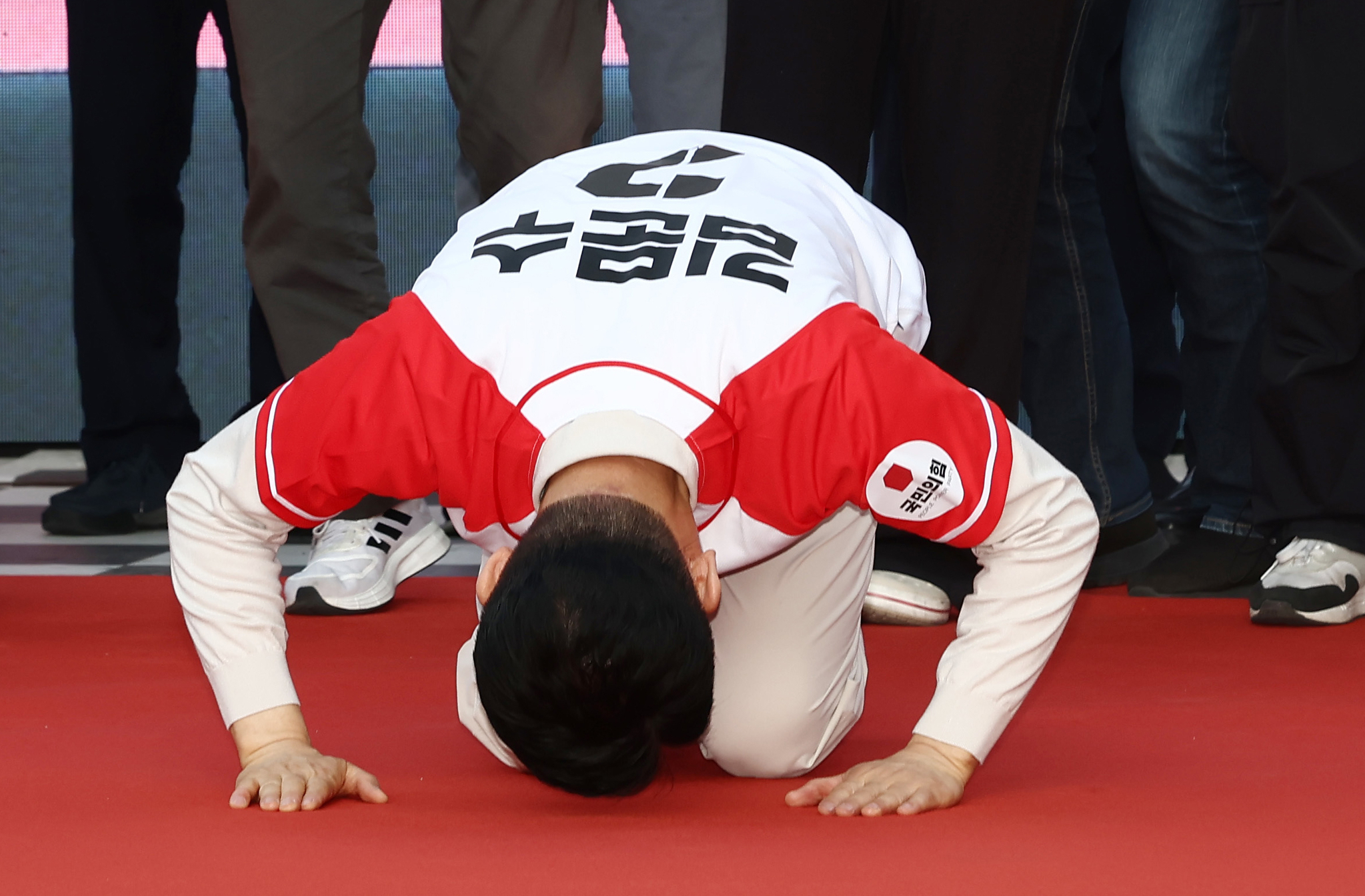 People Power Party's presidential candidate Kim Moon-soo takes a bow at his supporters during his election campaign held on May 12 in Daegu. [NEWS1]