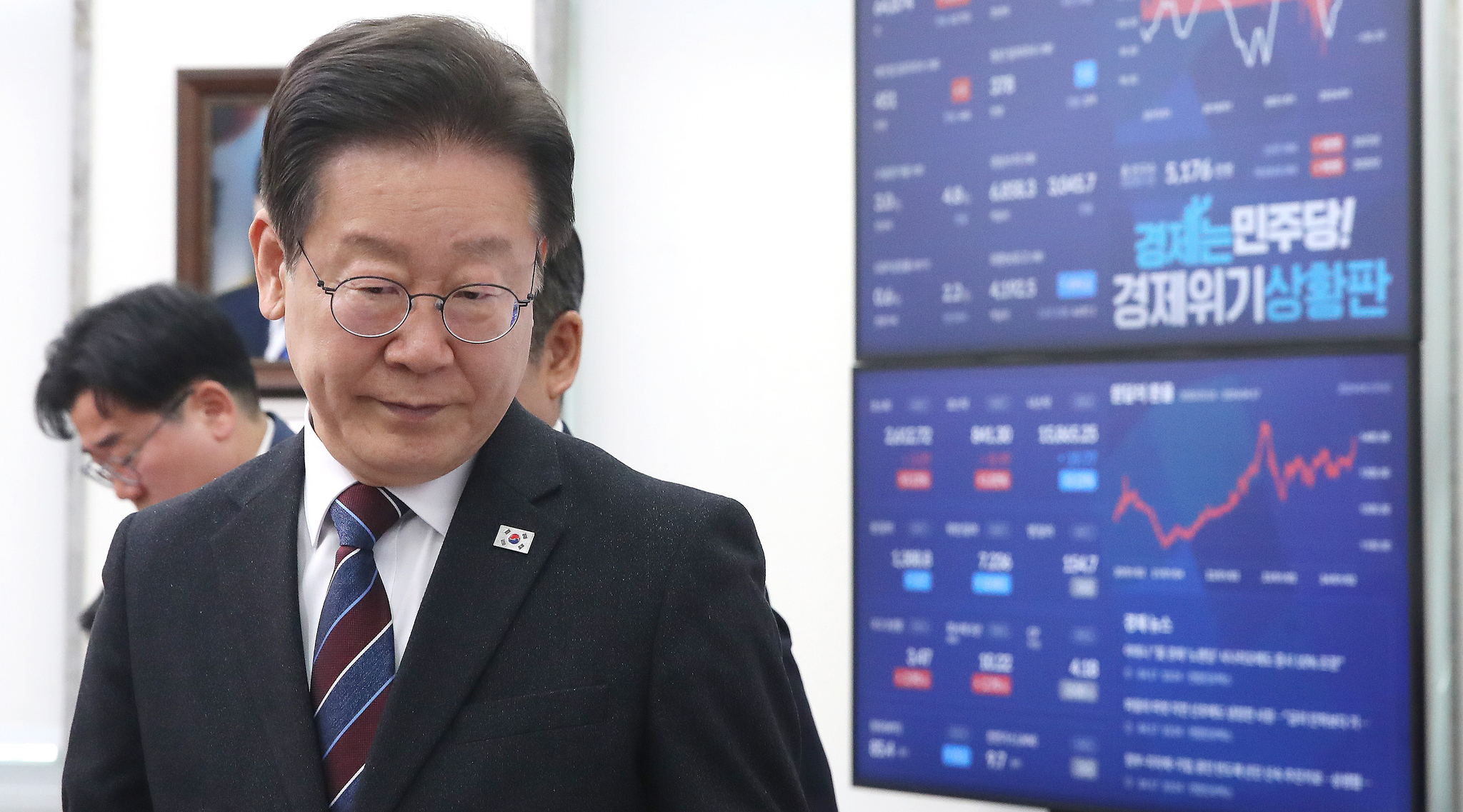 Lee Jae-myung, leader of the Democratic Party, leaves the podium after delivering remarks on the state of the Korean economy during a Supreme Council meeting at the National Assembly in Yeouido, Seoul, on April 17, 2024. [NEWS1]