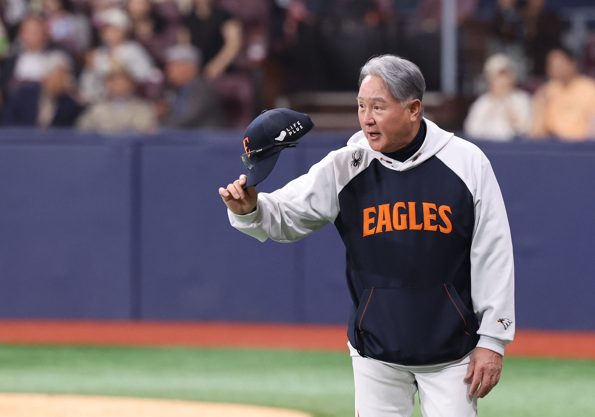 Hanwha Eagles manager Kim Kyung-moon greets fans at Gocheok Sky Dome in western Seoul after the KBO game against the Kiwoom Heroes on May 11. [YONHAP] 
