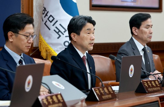 Acting President Lee Ju-ho, center, presides over a Cabinet meeting at the government complex in central Seoul on May 13. [YONHAP]