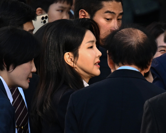 Former first lady Kim Keon Hee enters her private residence in southern Seoul on April 11. [JOINT PRESS CORPS]