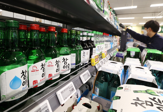Hitejinro's Chamisul Original and Chamisul Fresh are displayed at a supermarket in Seoul. [YONHAP]