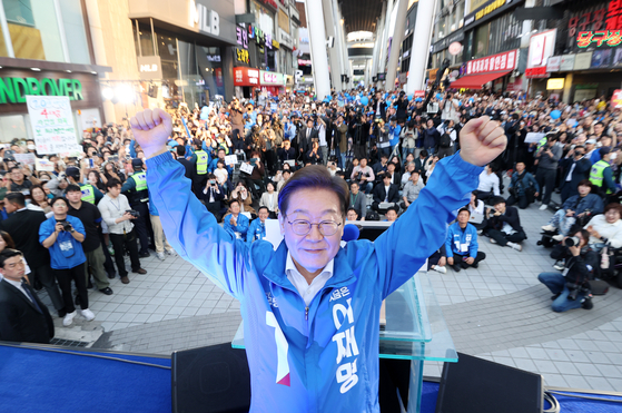 Lee Jae-myung, presidential candidate of the Democratic Party, poses for photos during a campaign rally at a venue in Daejeon on May 12. [JOONGANG ILBO]