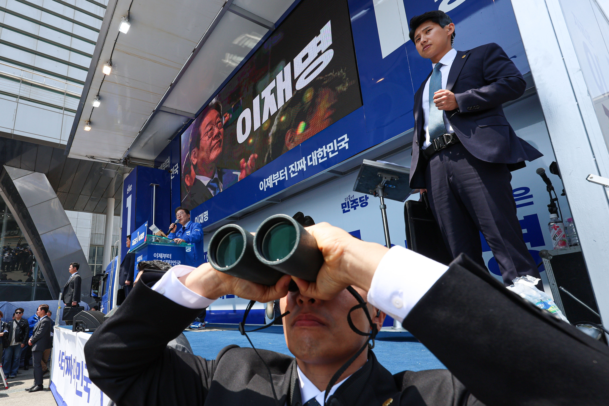 Security personnel for liberal Democratic Party presidential candidate Lee Jae-myung monitor a campaign rally in Gumi, North Gyeongsang, on May 13. [JOINT PRESS CORPS]