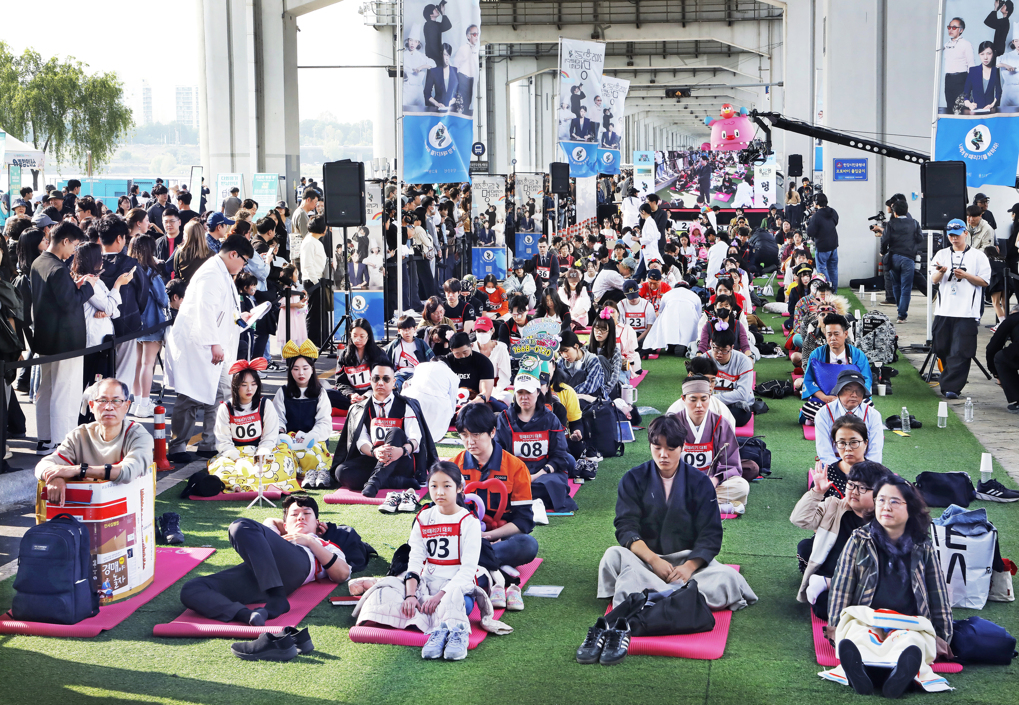 Contestants zone out during the Hangang Space-out Competition at Jamsu Bridge in Seocho District, southern Seoul, on May 11. [PARK SANG-MOON]