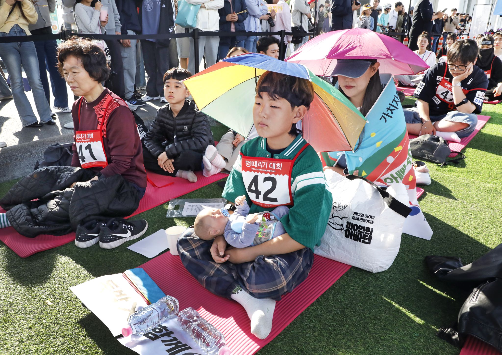 Contestants zone out during the Hangang Space-out Competition at Jamsu Bridge in Seocho District, southern Seoul, on May 11. [PARK SANG-MOON]