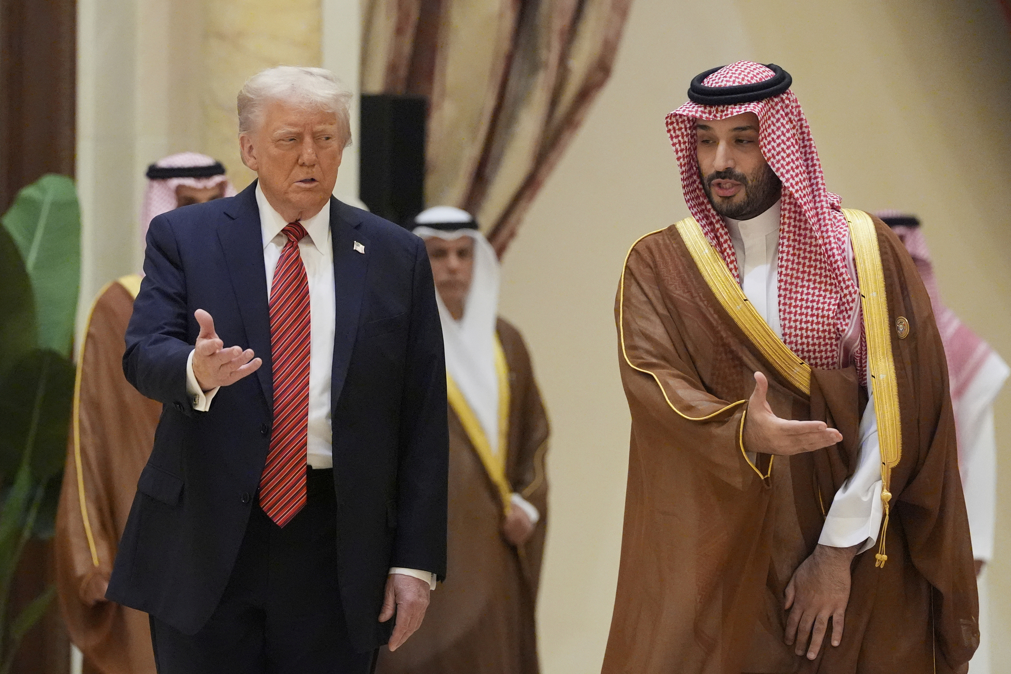 U.S. President Donald Trump, left, arrives with Saudi Crown Prince Mohammed bin Salman for the group photo with Gulf Cooperation Council leaders during the Gulf Cooperation Council Summit in Riyadh, Saudi Arabia, on May 14. [AP/YONHAP]
