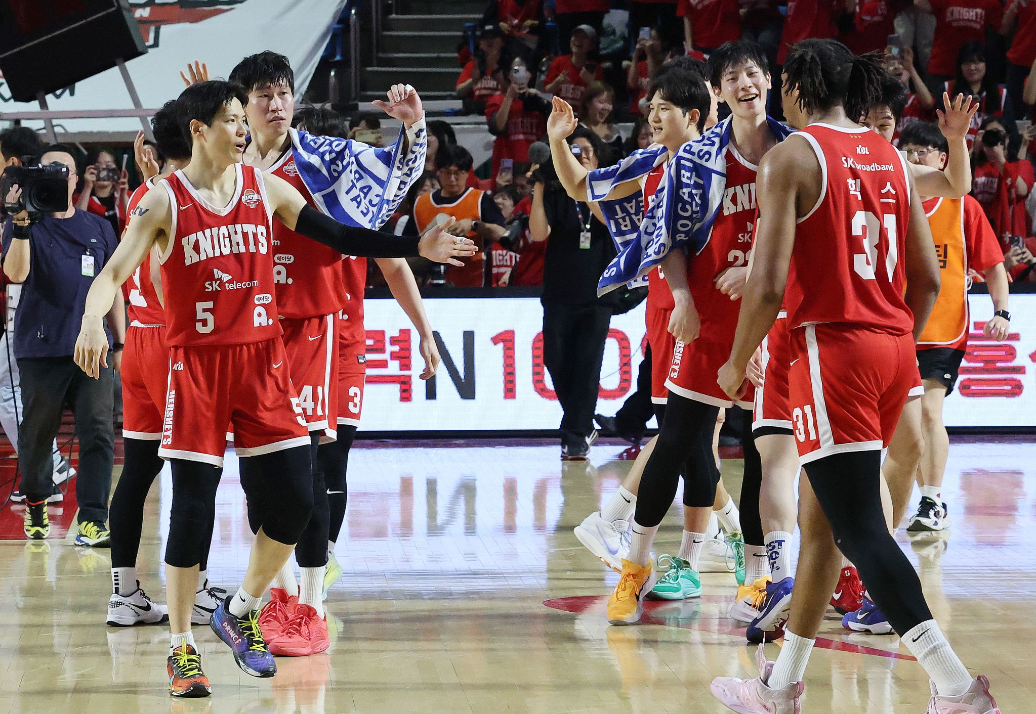 The Seoul SK Knights celebrate after winning the fifth game of the KBL Championship against the Changwon LG Sakers at Jamsil Students Gymnasium in southern Seoul on May 13. [NEWS1] 