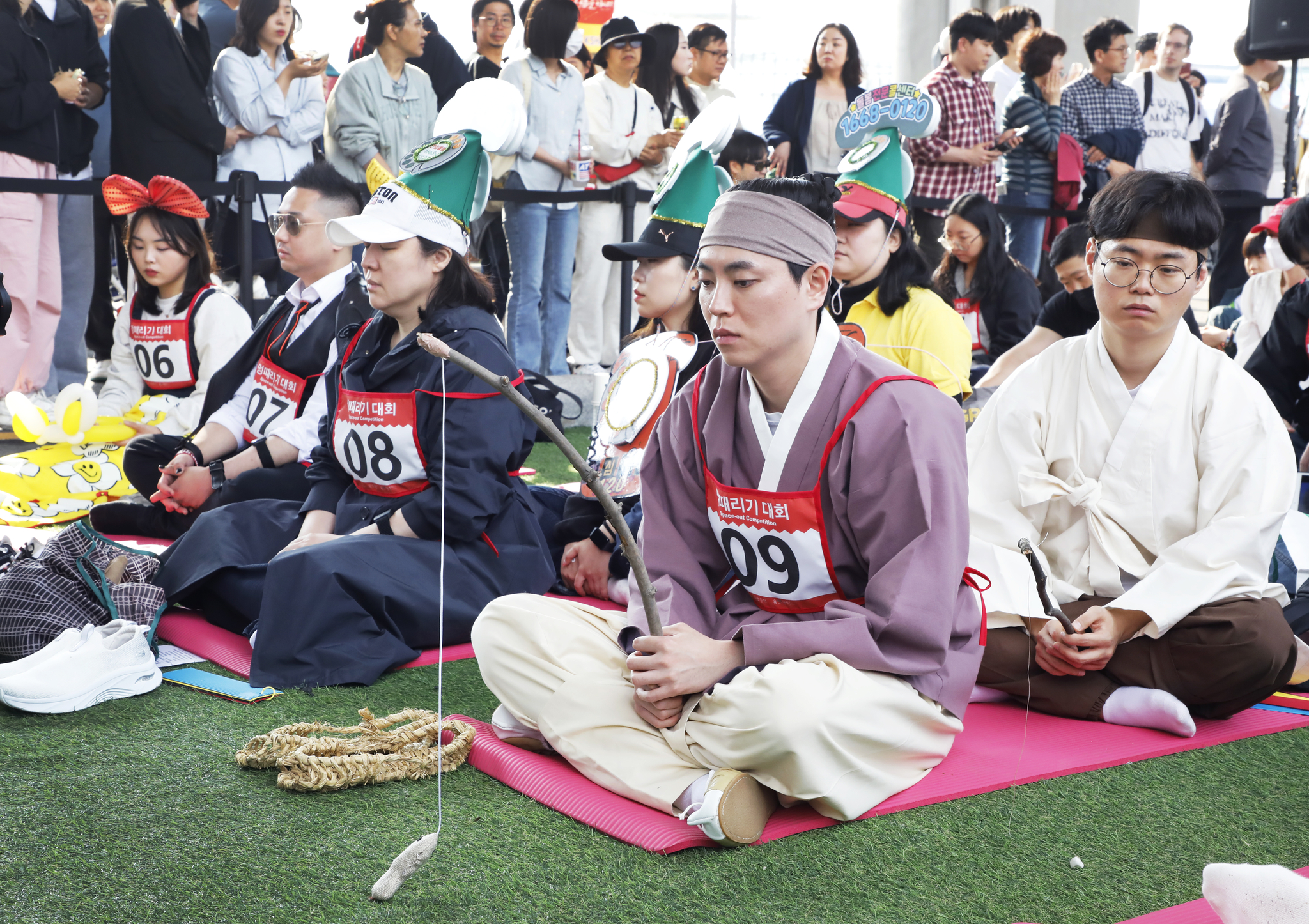 Contestants zone out during the Hangang Space-out Competition at Jamsu Bridge in Seocho District, southern Seoul, on May 11. [PARK SANG-MOON]