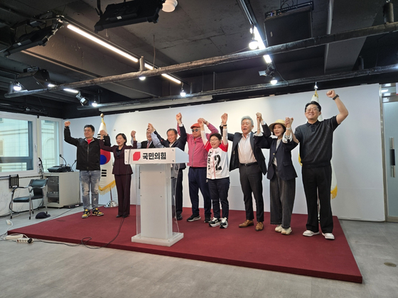 Singer Kim Heung-guk, center, and other entertainers declare their support for People Power Party presidential candidate Kim Moon-soo at the party headquarters in Yeouido, western Seoul, on May 13. [NEWS1] 