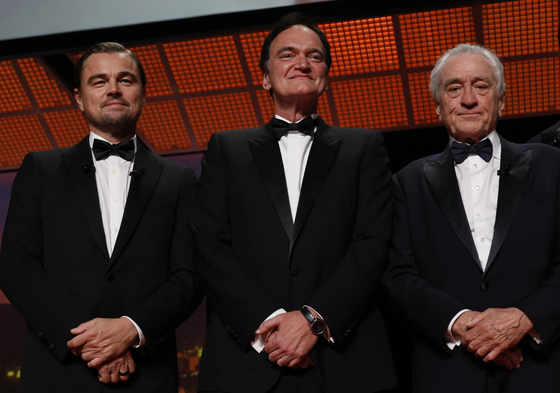 Leonardo DiCaprio, from left, Quentin Tarantino, and Honorary Palme d'Or recipient Robert De Niro pose for photographers during the opening ceremony of the 78th international film festival, Cannes, southern France, May 13. [AP/YONHAP]