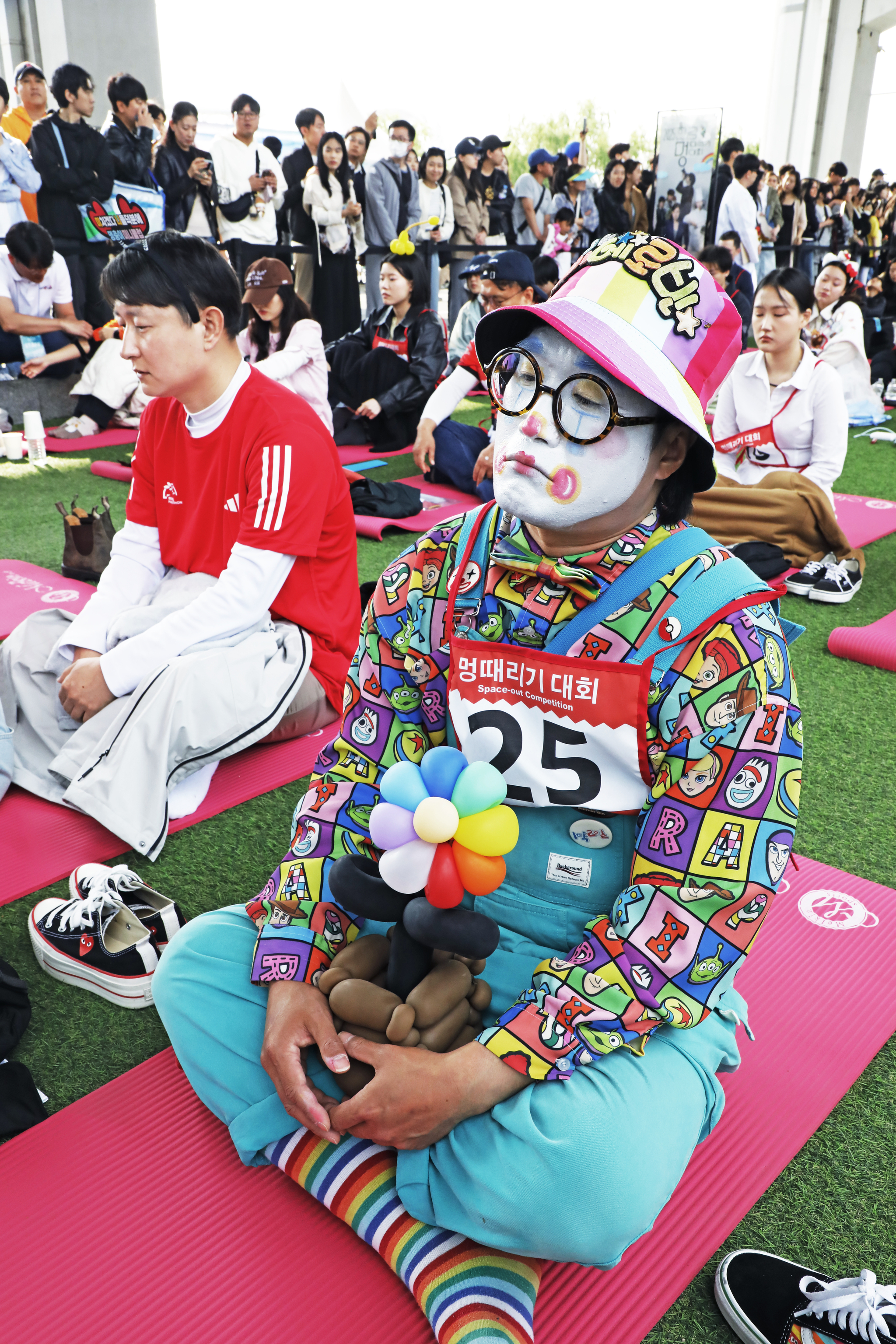A contestant dressed as a clown zones out during the Hangang Space-out Competition at Jamsu Bridge in Seocho District, southern Seoul, on May 11. [PARK SANG-MOON]