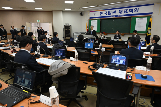 Supreme Court Chief Justice Jo Hee-de speaks at a meeting of the National Council of Justices at the Judicial Research and Training Institute in Goyang, Gyeonggi on April 14. [YONHAP] 