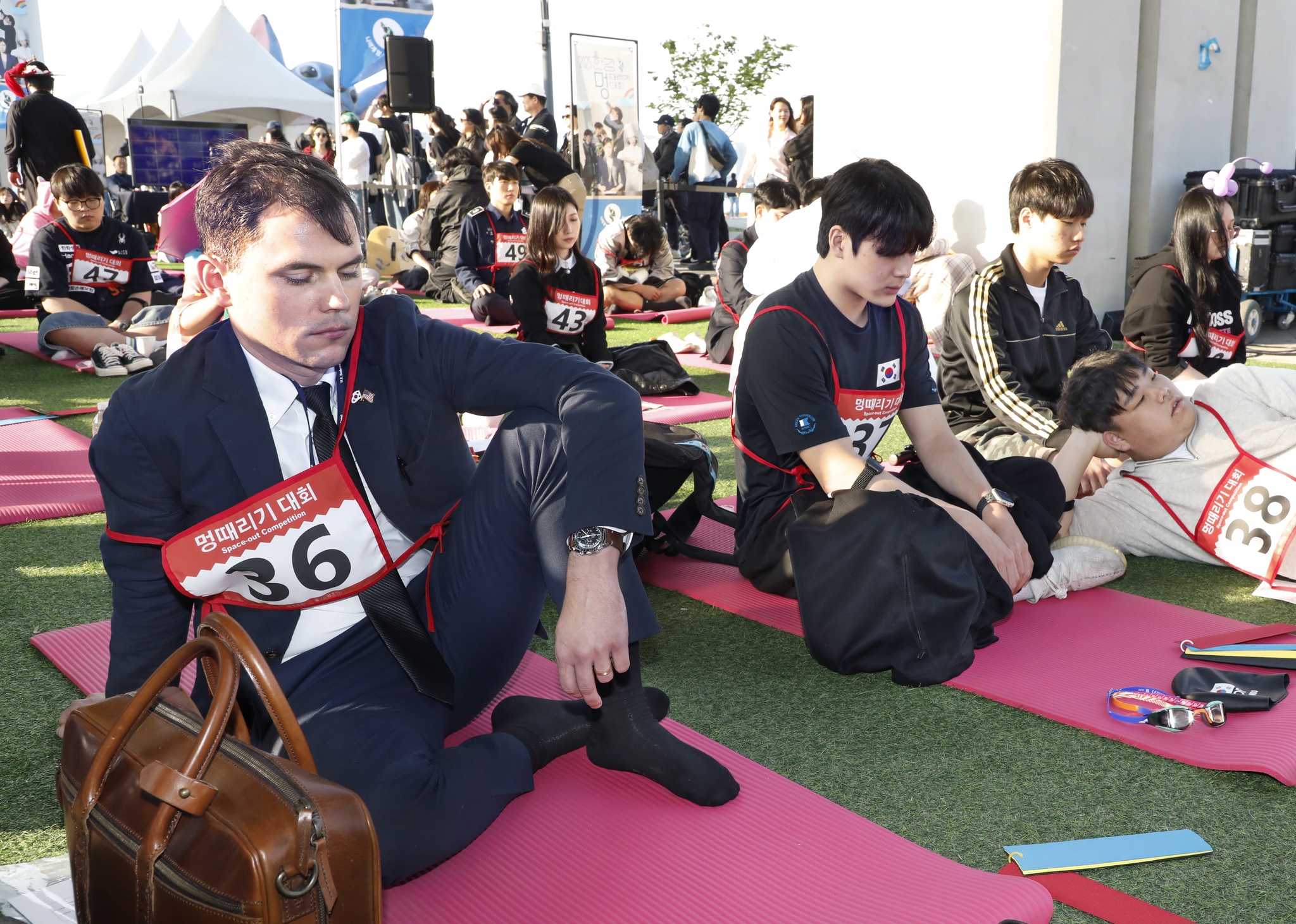Contestants zone out during the Hangang Space-out Competition at Jamsu Bridge in Seocho District, southern Seoul, on May 11. [PARK SANG-MOON]