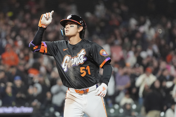 San Francisco Giants outfielder Lee Jung-hoo celebrates hitting a home run during the MLB game against the Arizona Diamondbacks at Oracle Park in San Francisco on May 13. [AP/YONHAP] 