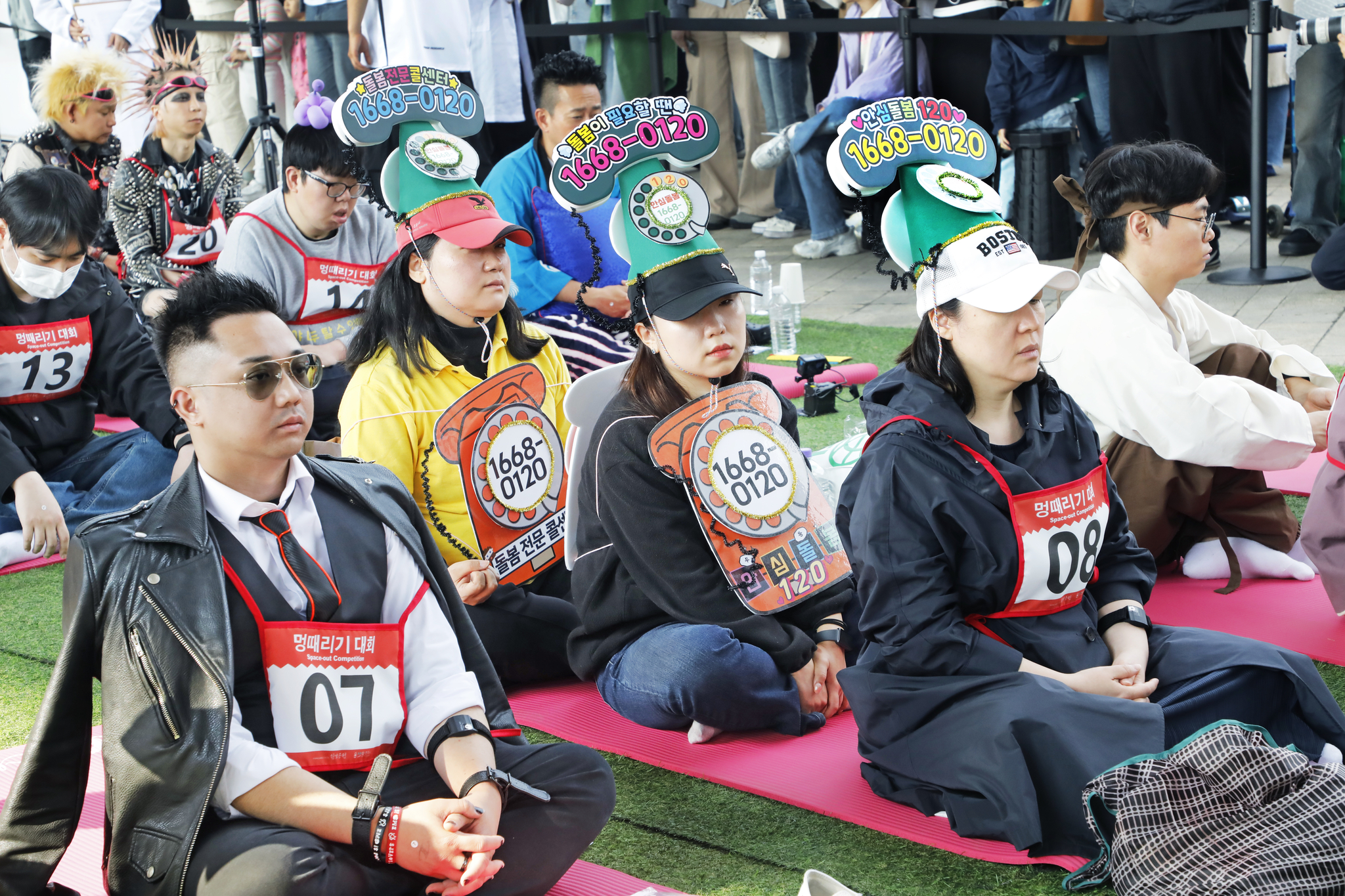 Contestants zone out during the Hangang Space-out Competition at Jamsu Bridge in Seocho District, southern Seoul, on May 11. [PARK SANG-MOON]