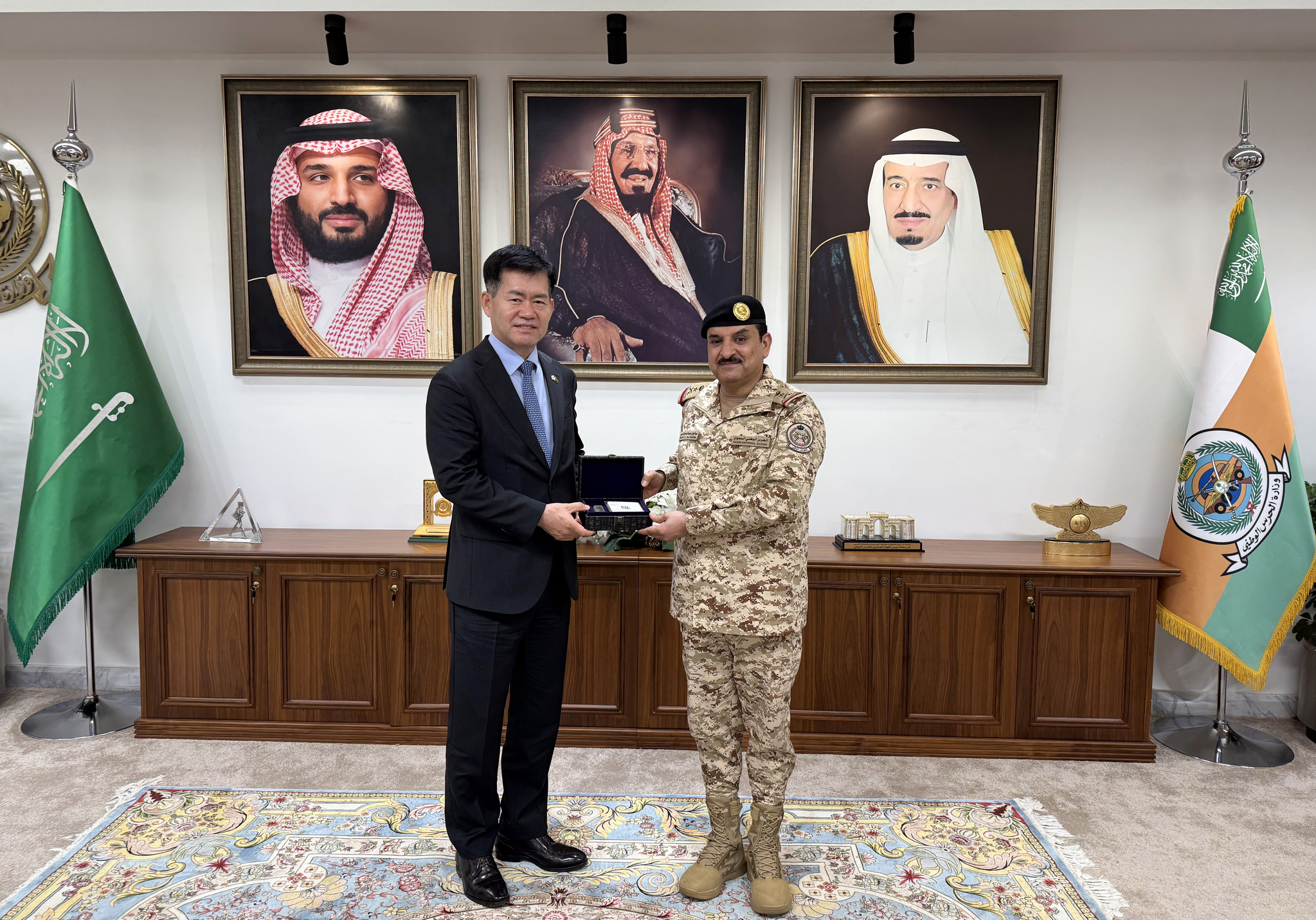 Defense Acquisition Program Administration (DAPA) Minister Seok Jong-gun, left, and Saleh bin Abdulrahman Al-Harbi, chief of staff of the Saudi Arabian National Guard, pose for a photo during their talks in Saudi Arabia, in this photo provided by DAPA on May 14. [YONHAP]