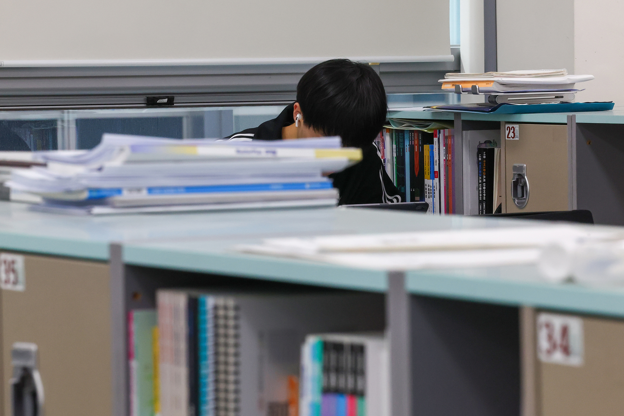 A student at a private academy in Gangnam District, southern Seoul studies for an exam on April 27. [YONHAP]