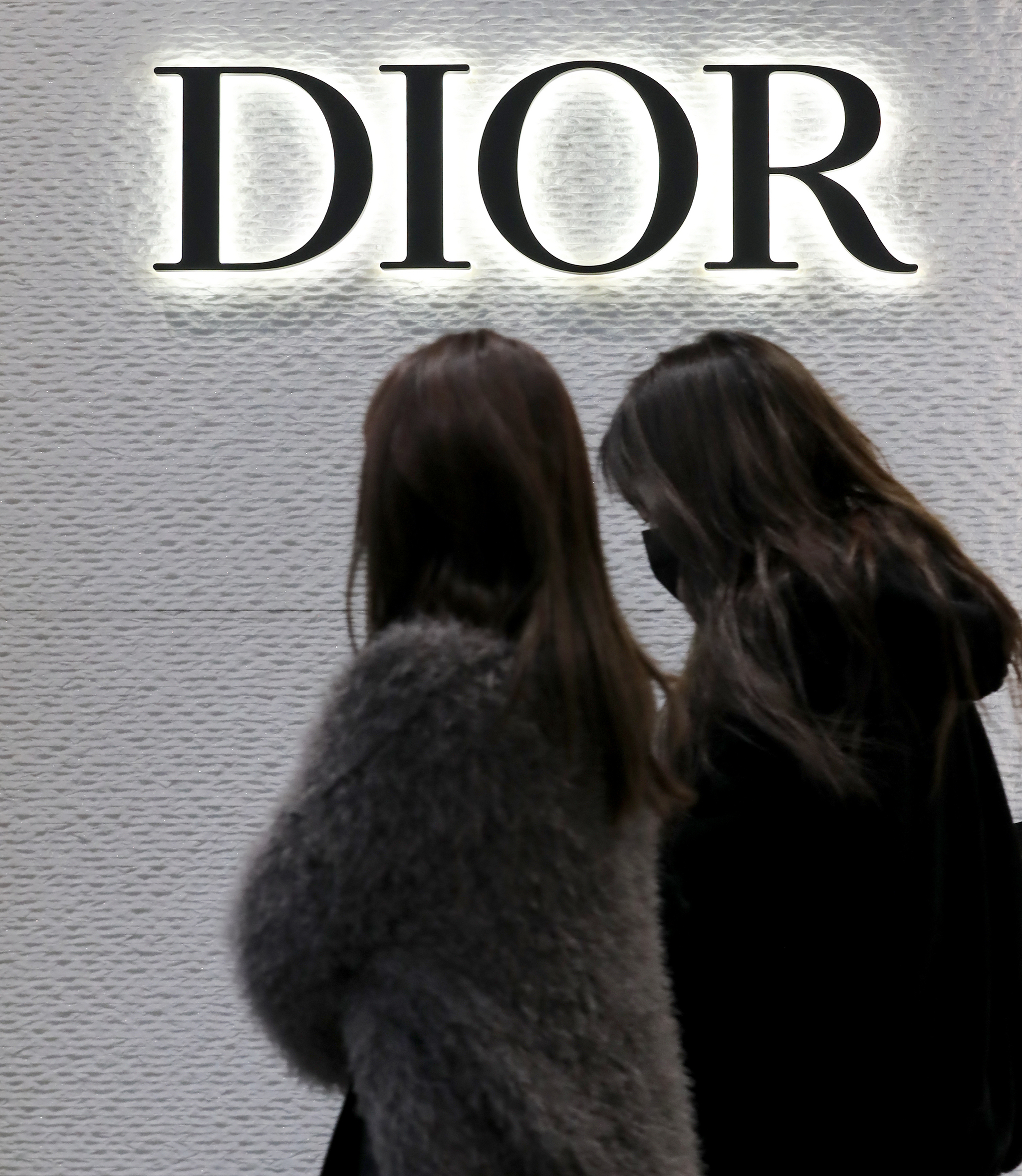 Two women walk past a Dior store in Jung District, central Seoul on Jan. 12, 2023. [NEWS1] 