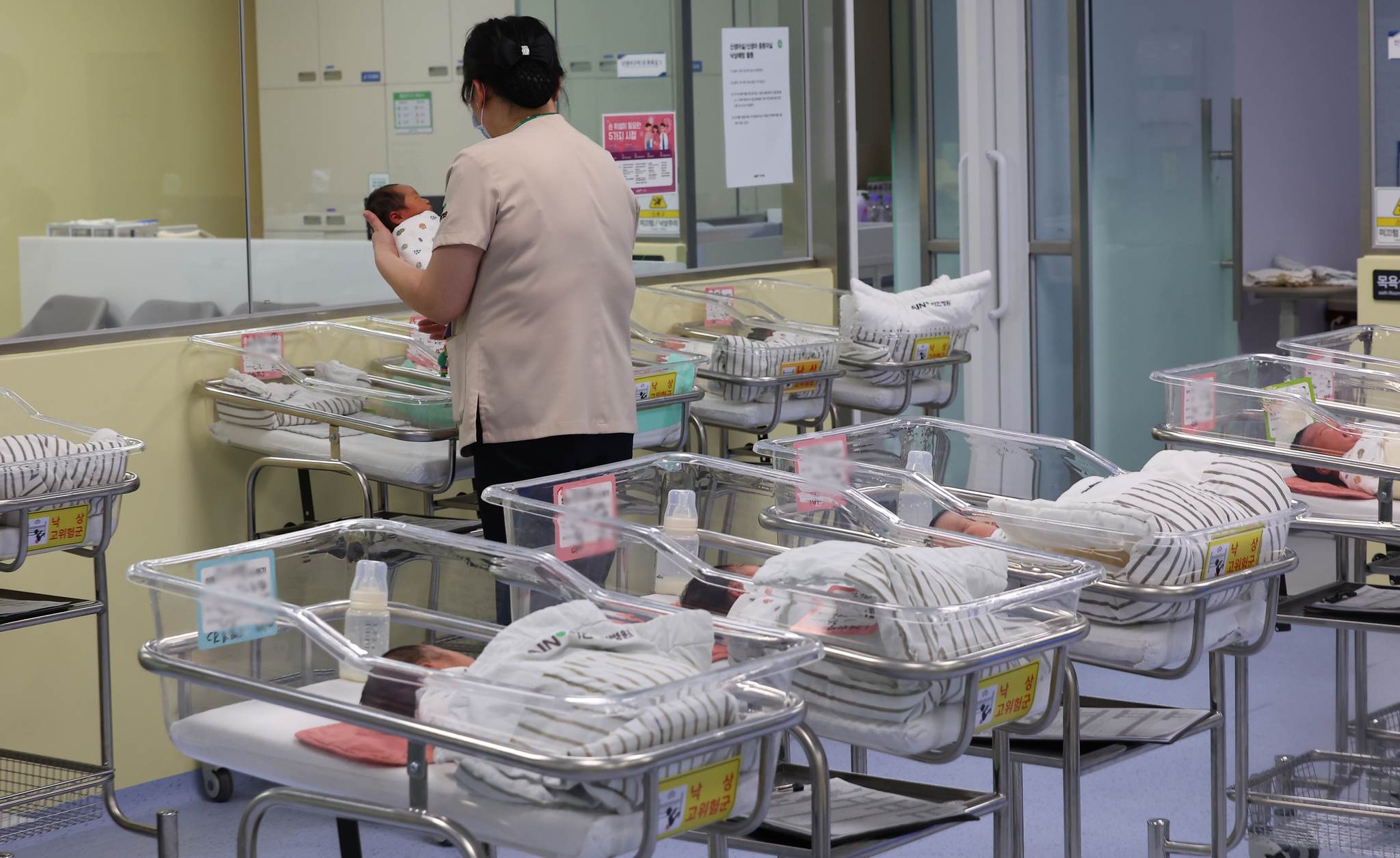 Medical staff take care of newborns at a hospital in Michuhol District, Incheon, on Feb. 26. [YONHAP] 