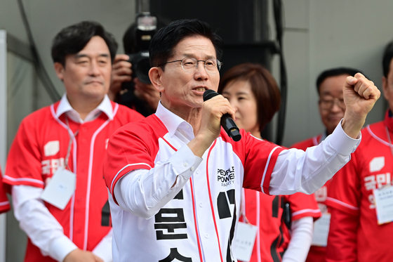People Power Party presidential candidate Kim Moon-soo speaks at a rally at Jagalchi Market in Busan on May 13. [JOONGANG ILBO] 