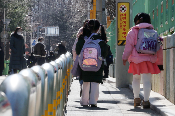 Elementary school students in Seoul on Feb. 12 [NEWS1]