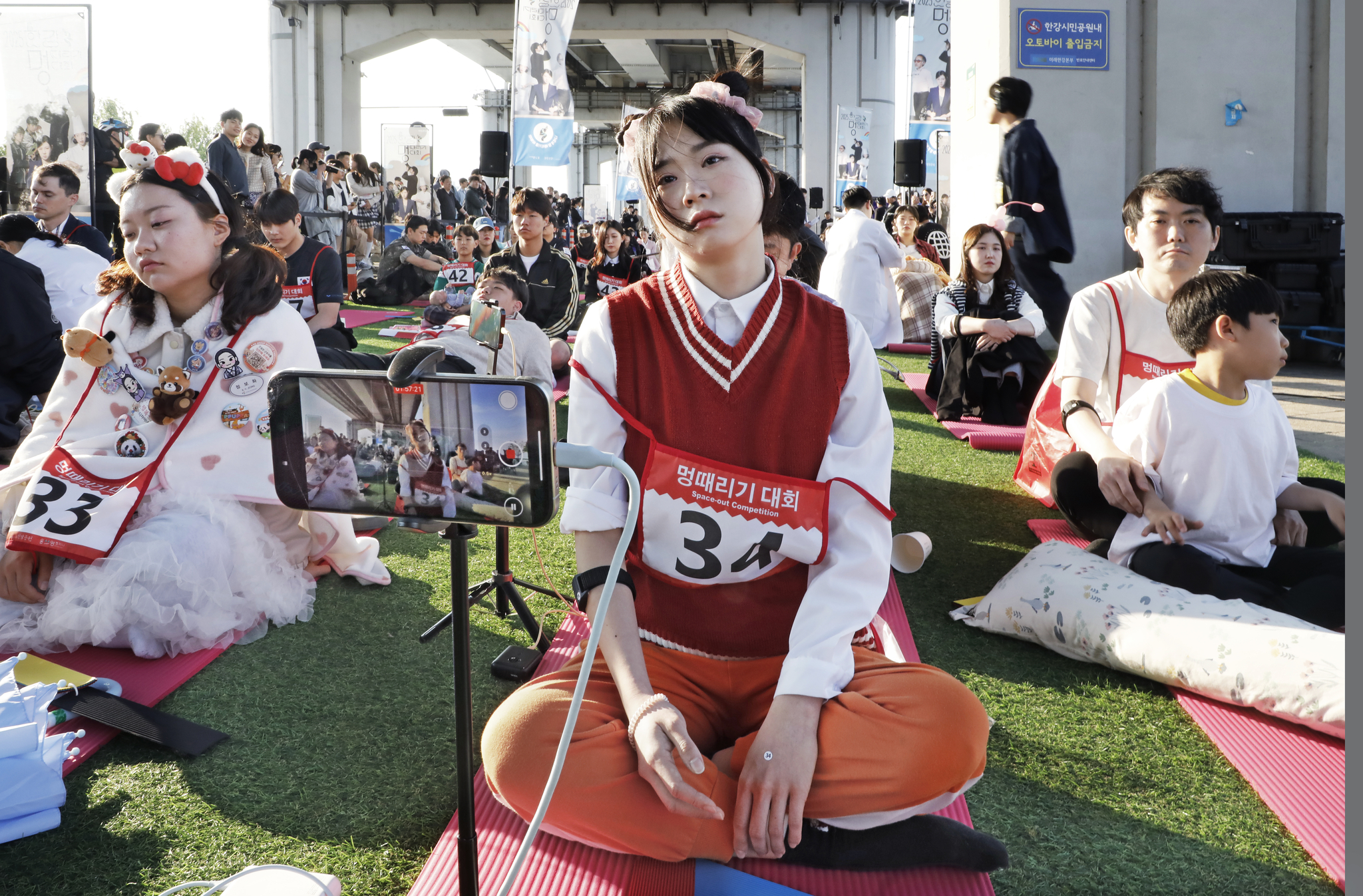 Contestants zone out during the Hangang Space-out Competition at Jamsu Bridge in Seocho District, southern Seoul, on May 11. [PARK SANG-MOON]