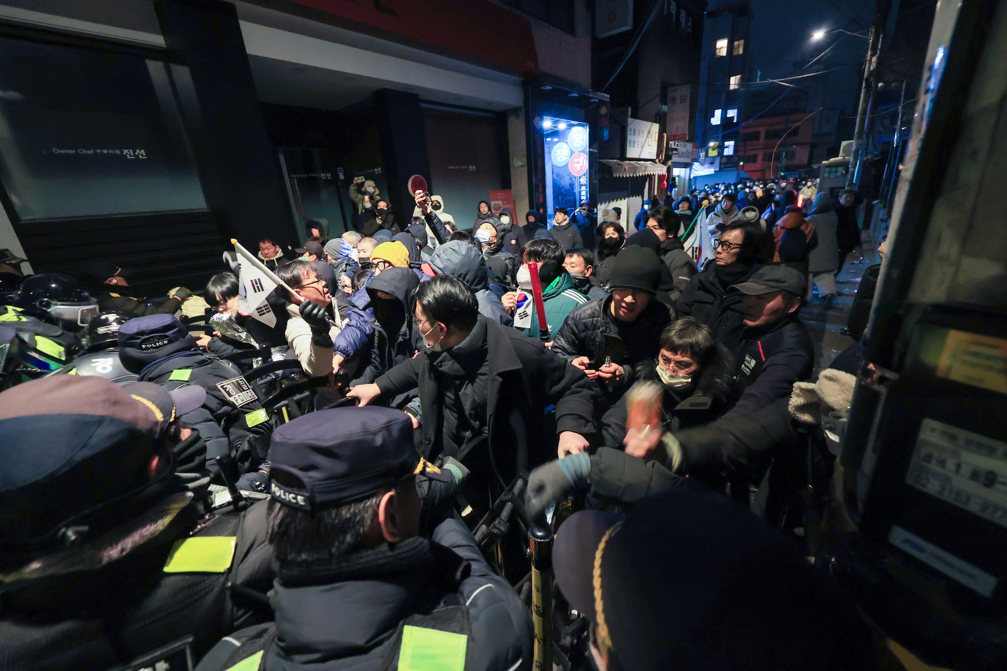 In this file photo, protestors storm the Seoul Western District Court in western Seoul on Jan. 19, after the court issued a warrant extending former President Yoon Suk Yeol's detention. [YONHAP]