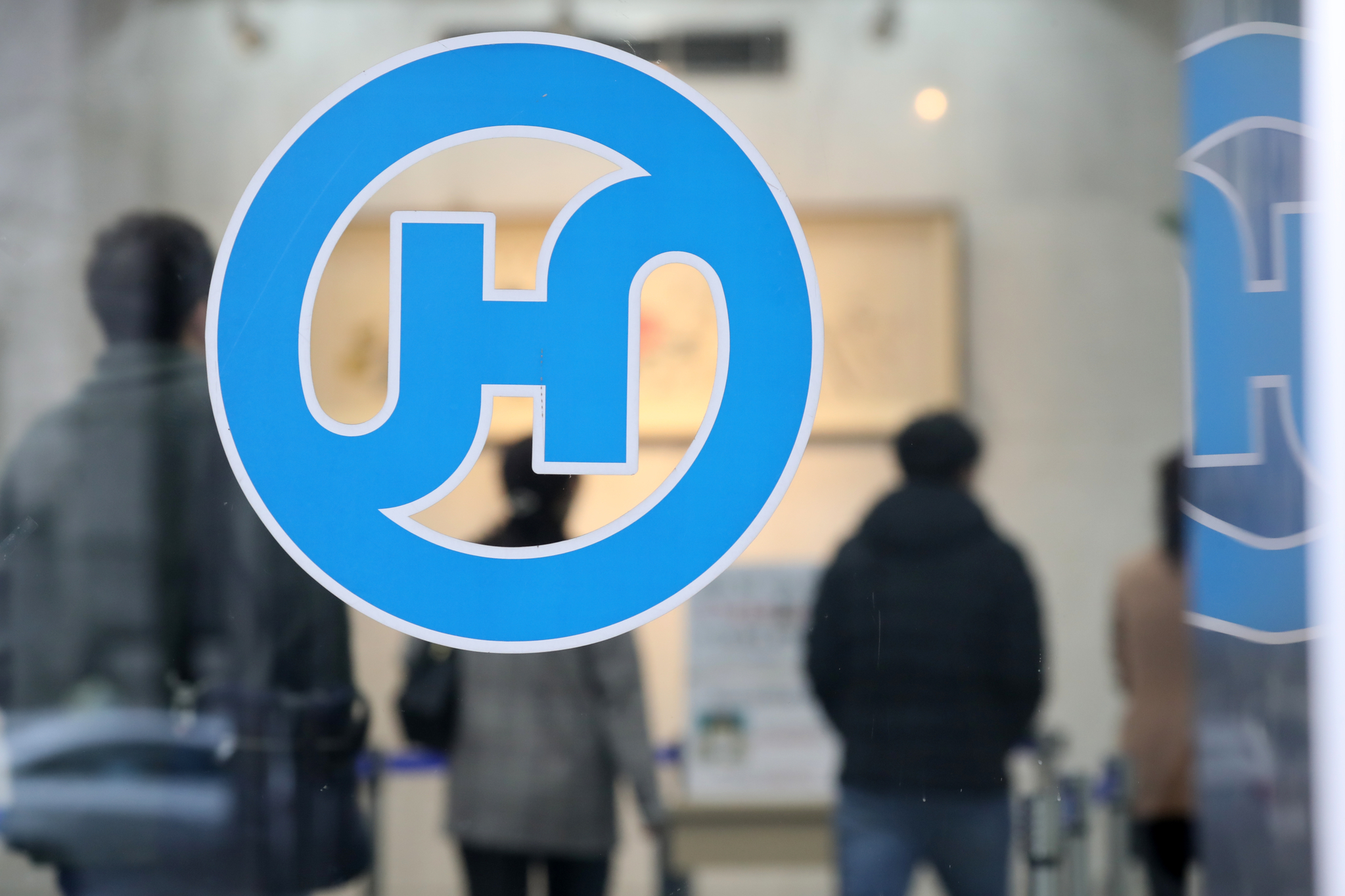 Employees enter Hanjin KAL's headquarters in Jung District, central Seoul. [YONHAP]