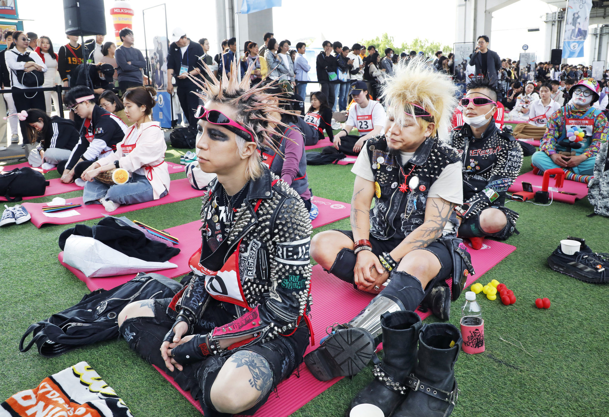 Rock band Pogo Attack zones out during the Hangang Space-out Competition at Jamsu Bridge in Seocho District, southern Seoul, on May 11. [PARK SANG-MOON]