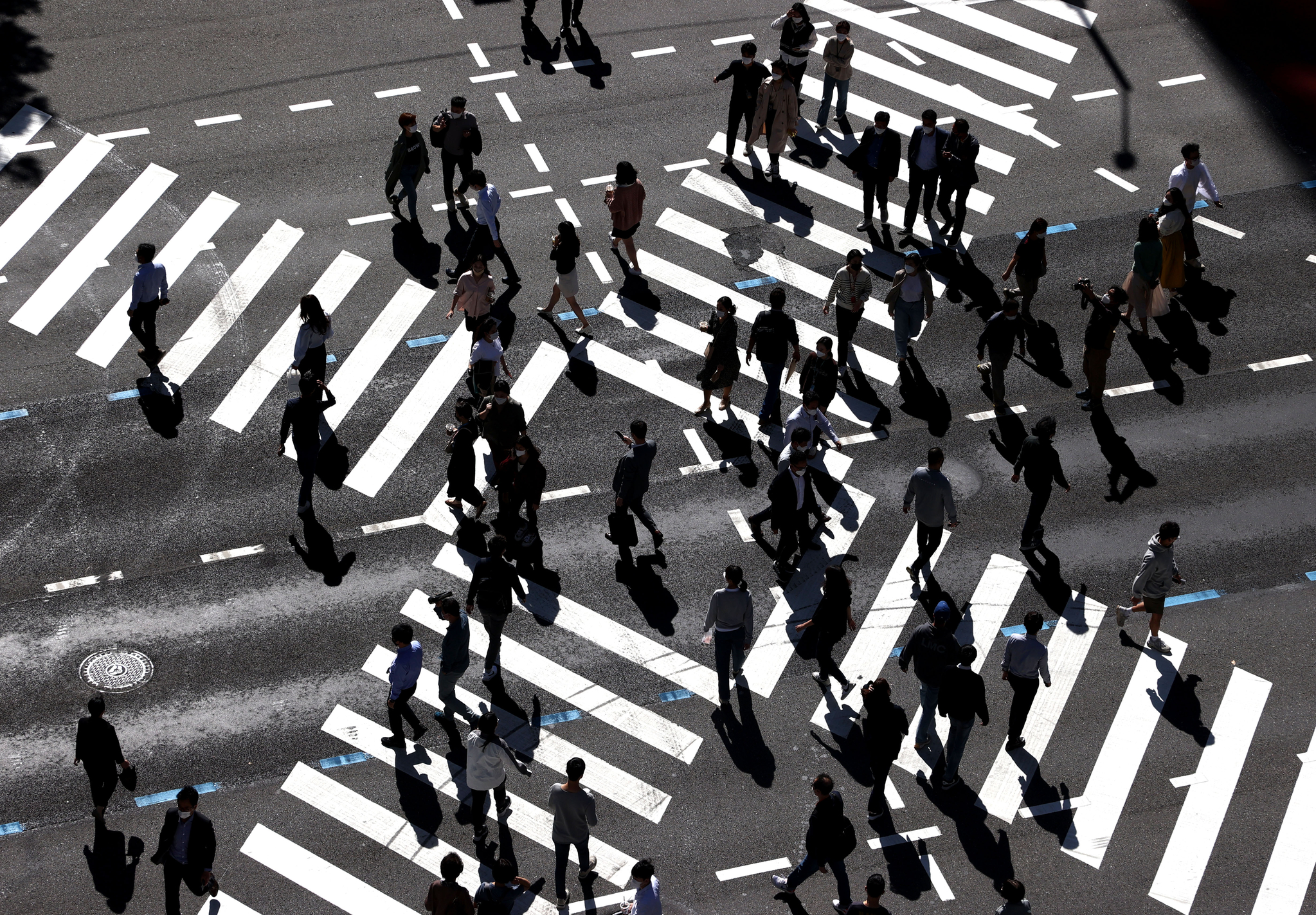 Office workers cross the street at an intersection in Jongno District, central Seoul, in 2021. [YONHAP] 
