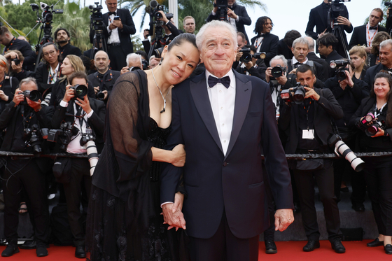 Tiffany Chen, left, and Robert De Niro pose for photographers during the opening ceremony red carpet of the 78th international film festival, Cannes, southern France, May 13. [AP/YONHAP]