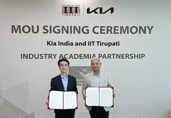 Lee Gwang-gu, left, head of Kia India, and IIT Tirupati Director Kalidindi Satyanarayana pose for a commemorative photo at a cooperation agreement signing ceremony at the Indian technology-focused college on May 9. [KIA]