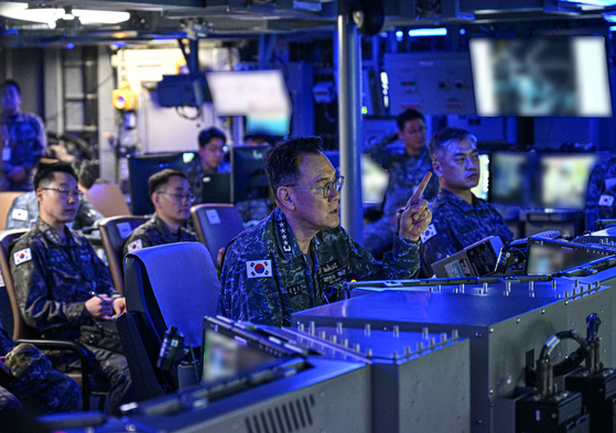 Joint Chiefs of Staff Chairman Adm. Kim Myung-soo visits the ROKS Jeongjo the Great destroyer in Jinhae District, Changwon, South Gyeongsang on May 15. [YONHAP]
