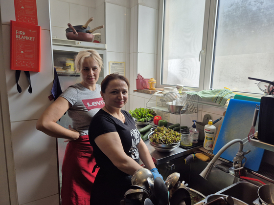 Tanya Korbuchak, 41, front, and Iryna Nyblytsia, 46, two Ukrainian refugees work in the kitchen of Haru, a Korean restaurant in Warsaw, Poland. [JOONGANG ILBO]