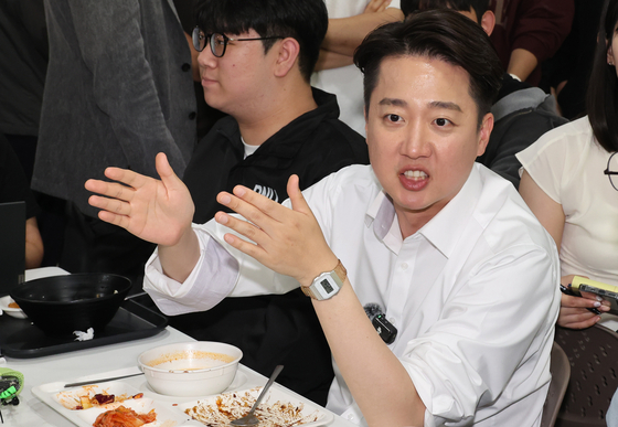 Lee Jun-seok, presidential candidate of the minor Reform Party, speaks to students at the cafeteria inside Pusan National University on May 14. [JOONGANG ILBO]