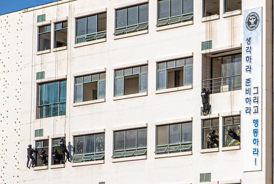 National Police Agency’s Special Operations Unit conducts a training session. [NATIONAL POLICE AGENCY]