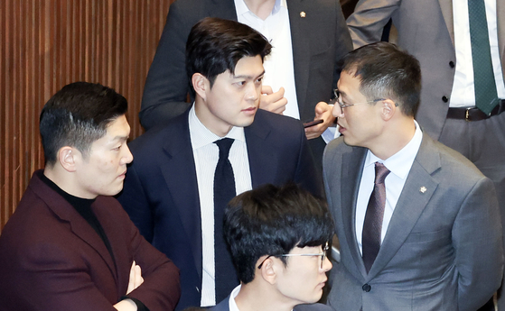 People Power Party lawmakers Kim Yong-tae, center, Kim Jae-sub, left and Kim Sang-wook, right, speak during a National Assembly plenary meeting on Dec. 12, 2024. [JOONGANG ILBO]