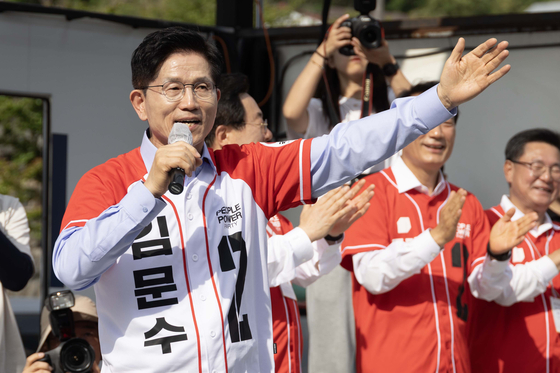 People Power Party presidential candidate Kim Moon-soo gives a speech in Miryang, South Gyeongsang, on May 14. [JOINT PRESS CORPS]