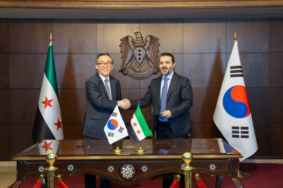 Foreign Minister Cho Tae-yul, left, poses with Syrian Foreign Minister Asaad al-Shaibani in Damascus on April 9, 2025, after signing the joint statement on the establishment of diplomatic relations. [MINISTRY OF FOREIGN AFFAIRS]