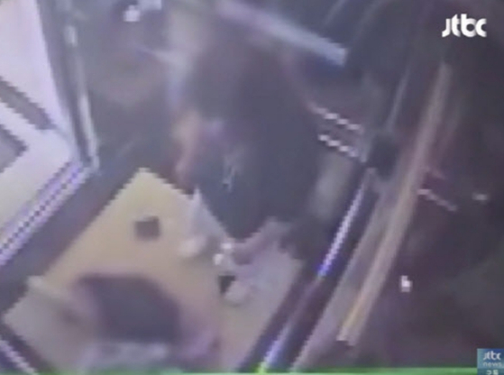 A woman in her 20s appears to assault a 10-year-old girl inside an elevator, as seen in footage aired by JTBC’s current affairs program “Crime Chief” on May 14. [SCREEN CAPTURE] 