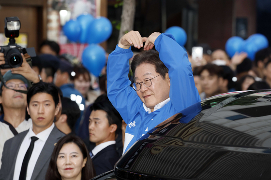 Lee Jae-myung, presidential candidate of the Democratic Party, greets his supporters in Geoje, South Gyeongsang, on May 14. [JOONGANG ILBO]