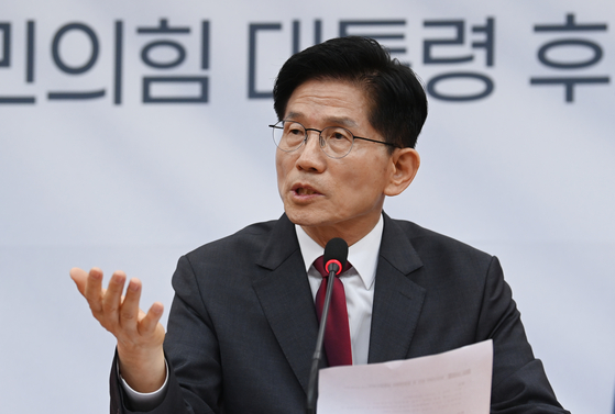 People Power Party presidential candidate Kim Moon-soo speaks during a news conference in Yeouido, western Seoul, on May 15. [JOONGANG ILBO]