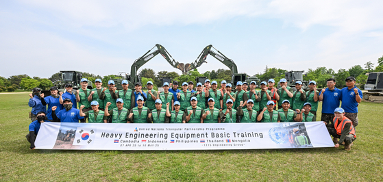 Troops from five Asian nations that deploy forces to UN peacekeeping missions — Cambodia, Indonesia, Mongolia, the Philippines and Thailand — and Korean soldiers pose for a group photo during a six-week engineering training program, held as part of the UN Triangular Partnership Program conducted from April 7 to May 16 in Daejeon, in this photo provided by the Korean Army on May 15. [YONHAP] 