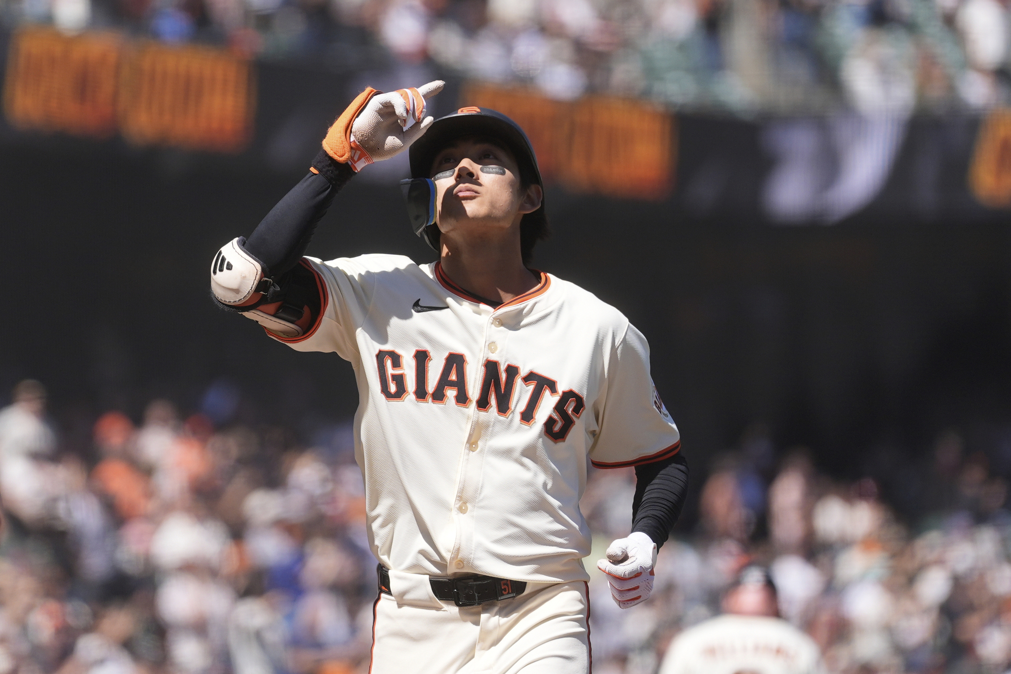 San Francisco Giants' Lee Jung-hoo gestures after hitting a two-run home run against the Arizona Diamondbacks during the seventh inning of a baseball game in San Francisco on May 14. [AP/YONHAP]